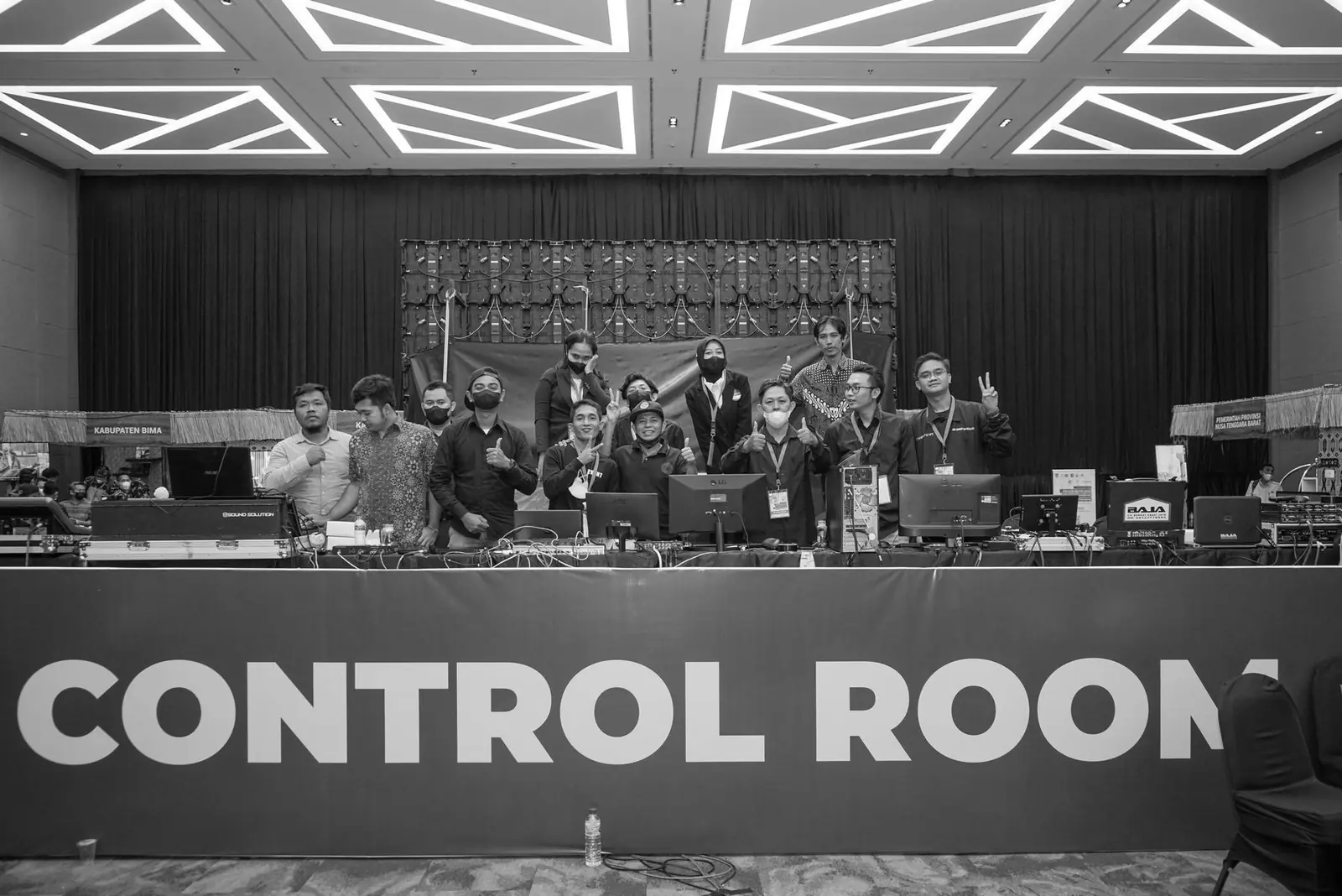 Tim produksi di control room event