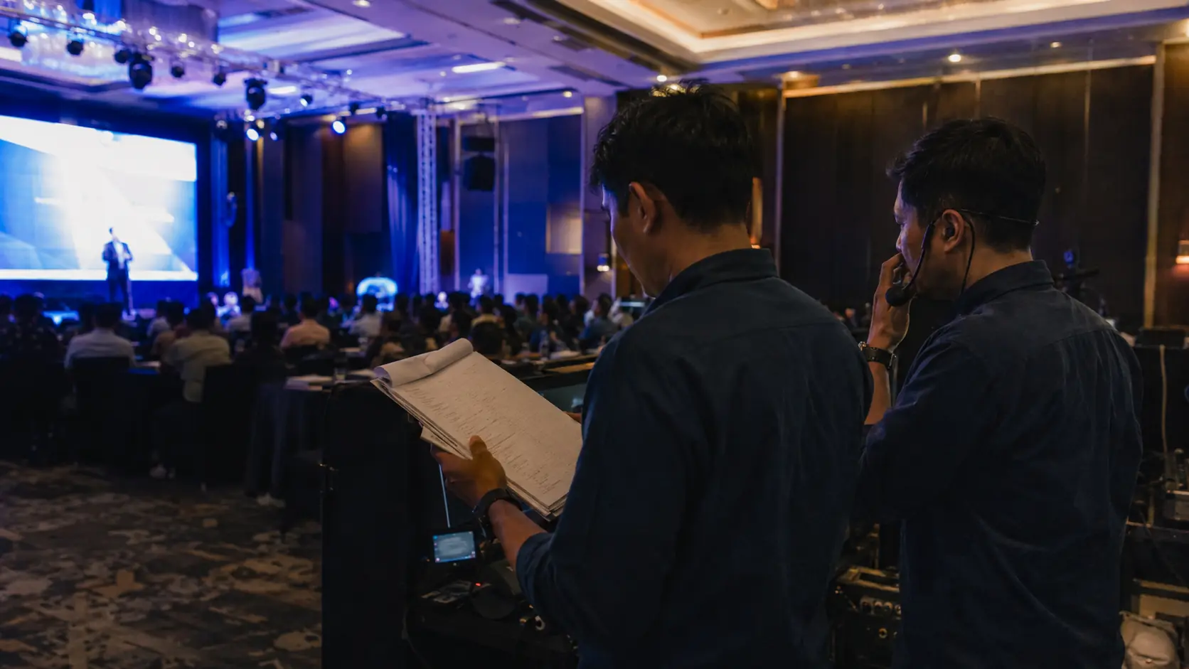 Tim event management mengendalikan jalannya konferensi