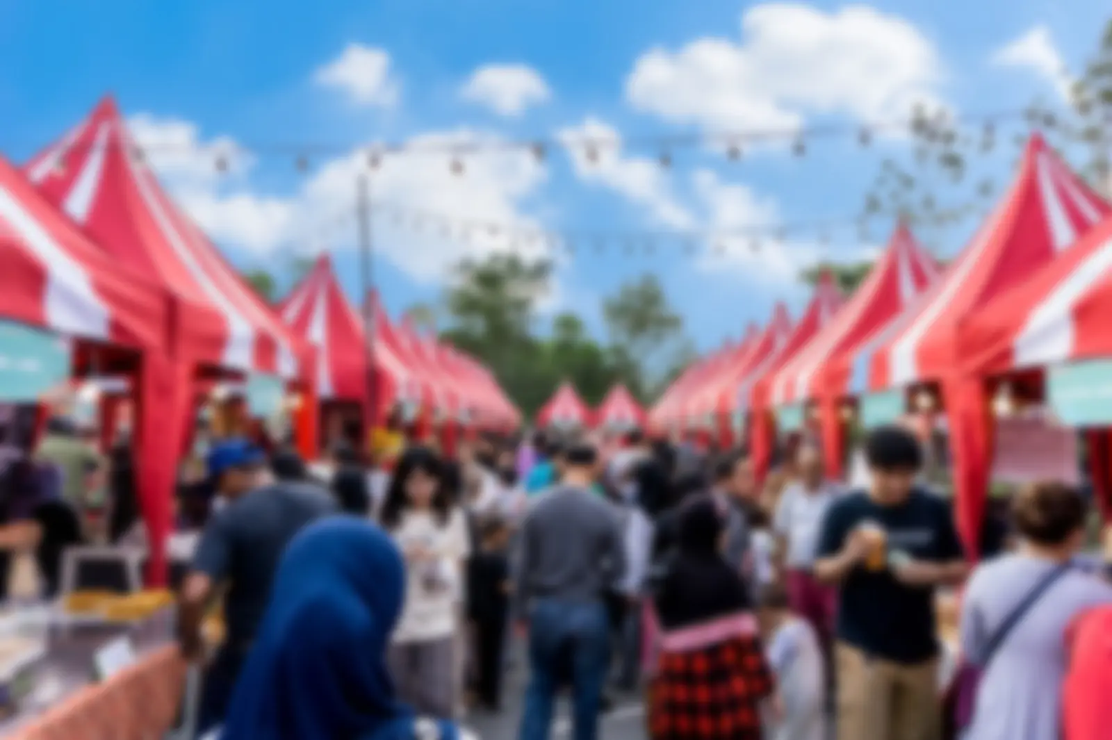 Suasana kegiatan outdoor dan bazar