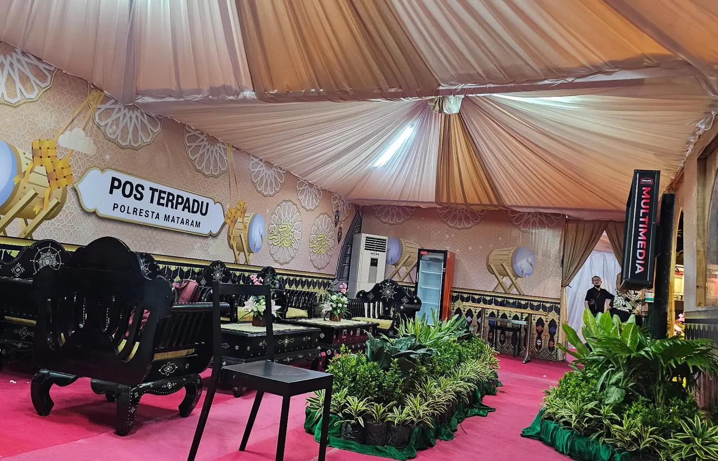 Interior tenda dan dekorasi area tamu event
