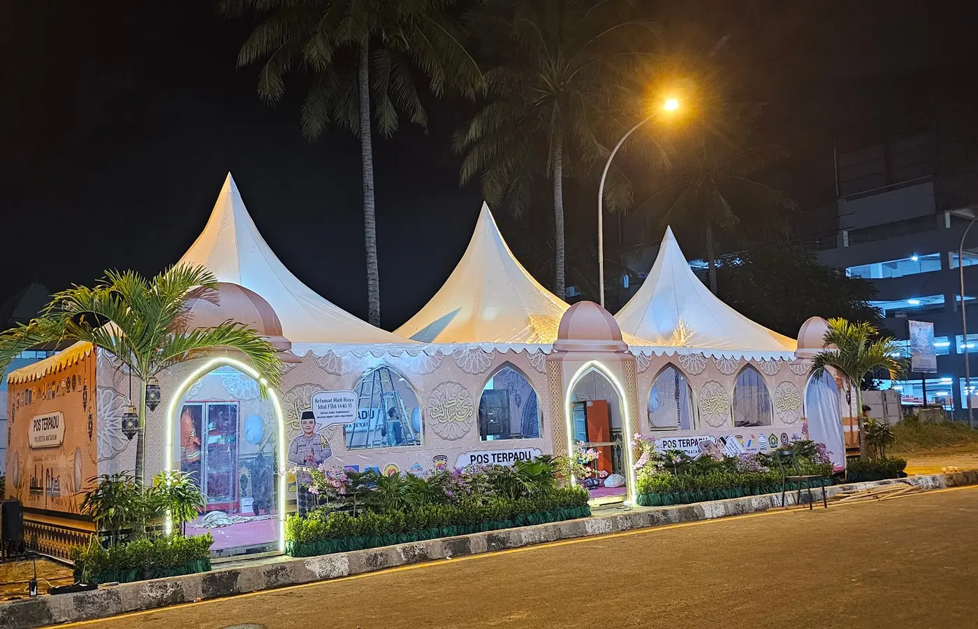 Produksi tenda dan fasad area kegiatan di Mataram
